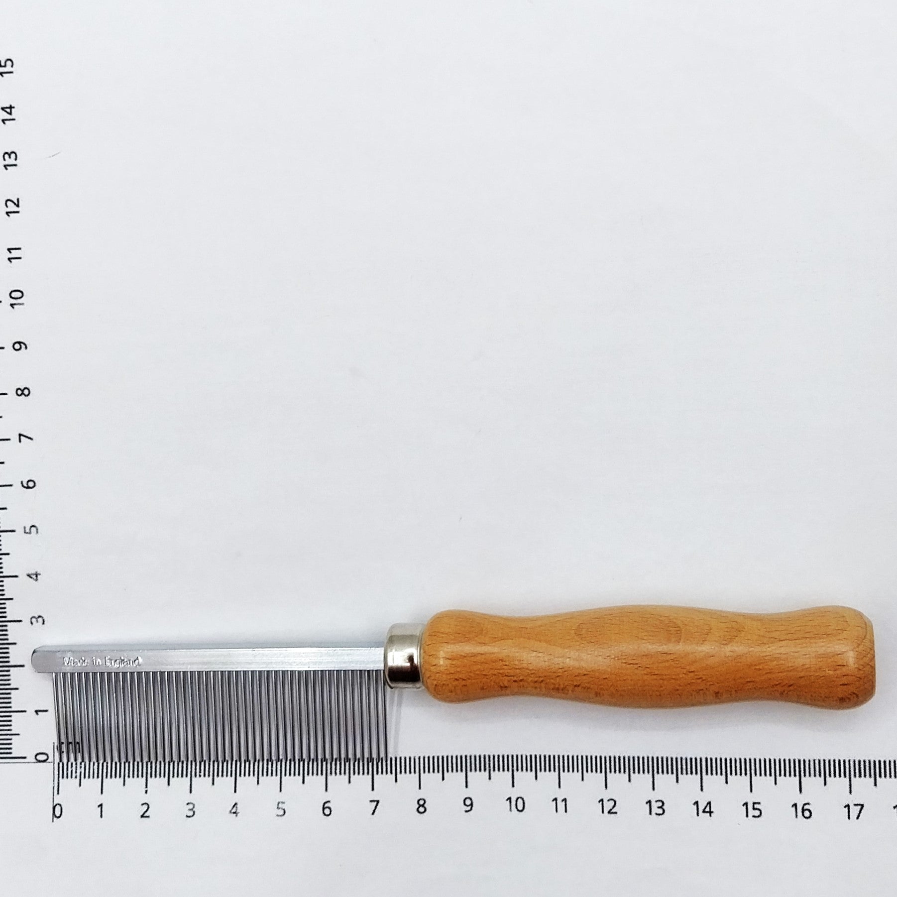 Kamm mit Holzgriff - mittelfeine Zahnung -, für Tiere mit glattem oder langem etwas feinerem Fell, Made in UK
