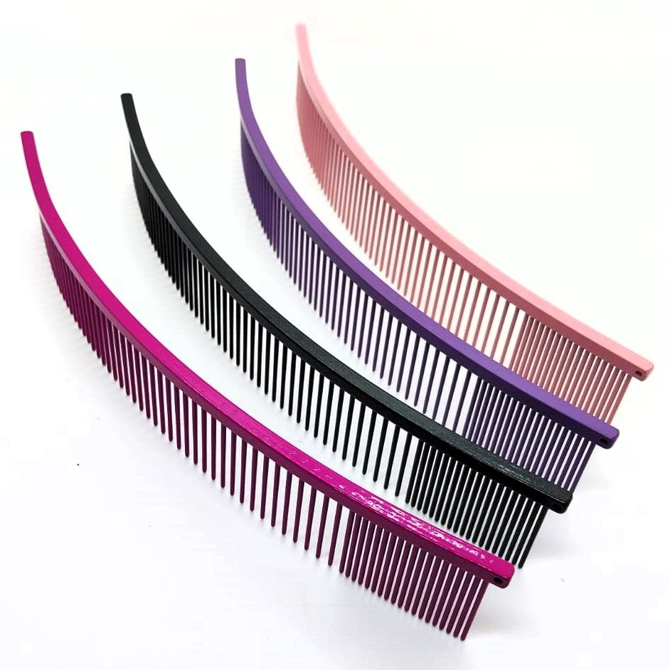 Langer gebogener Hundekamm – Präzision für professionelle Fellpflege