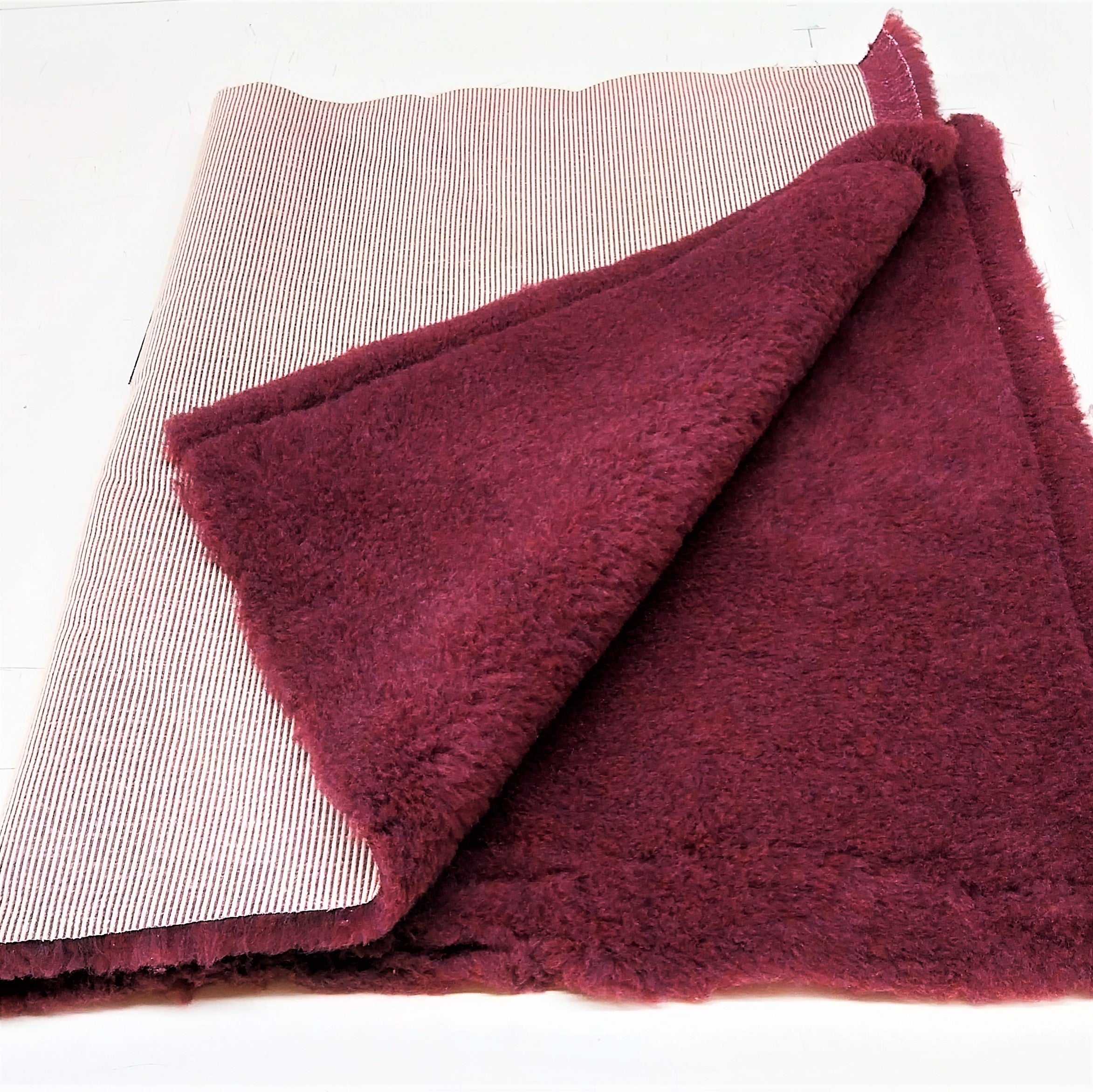 Show Tech Pet Bed Anti-Slip, Haustierliegedecke aus rutschfestem Polyestervlies, ca. 150 x 100m