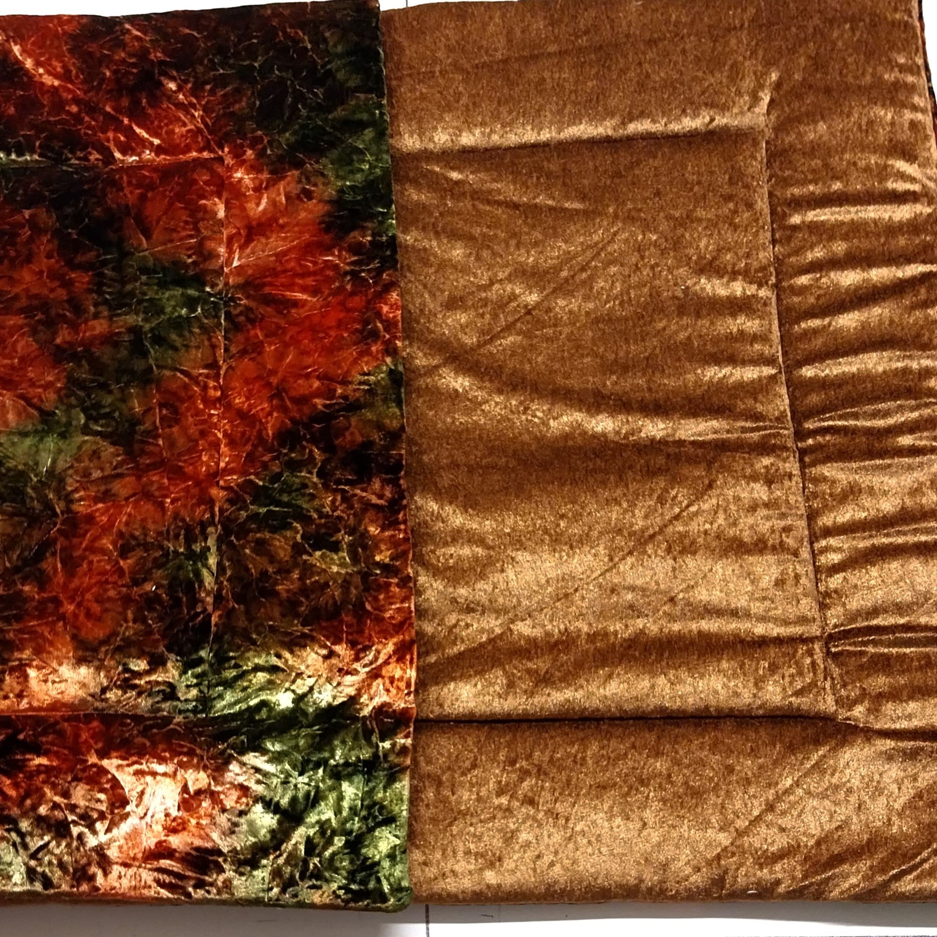 Welkas Ausstellungs-Liegedecken, Einzelstücke zum wenden, aus Pannesamt, Polyester Baumwolle 140 x 70 cm