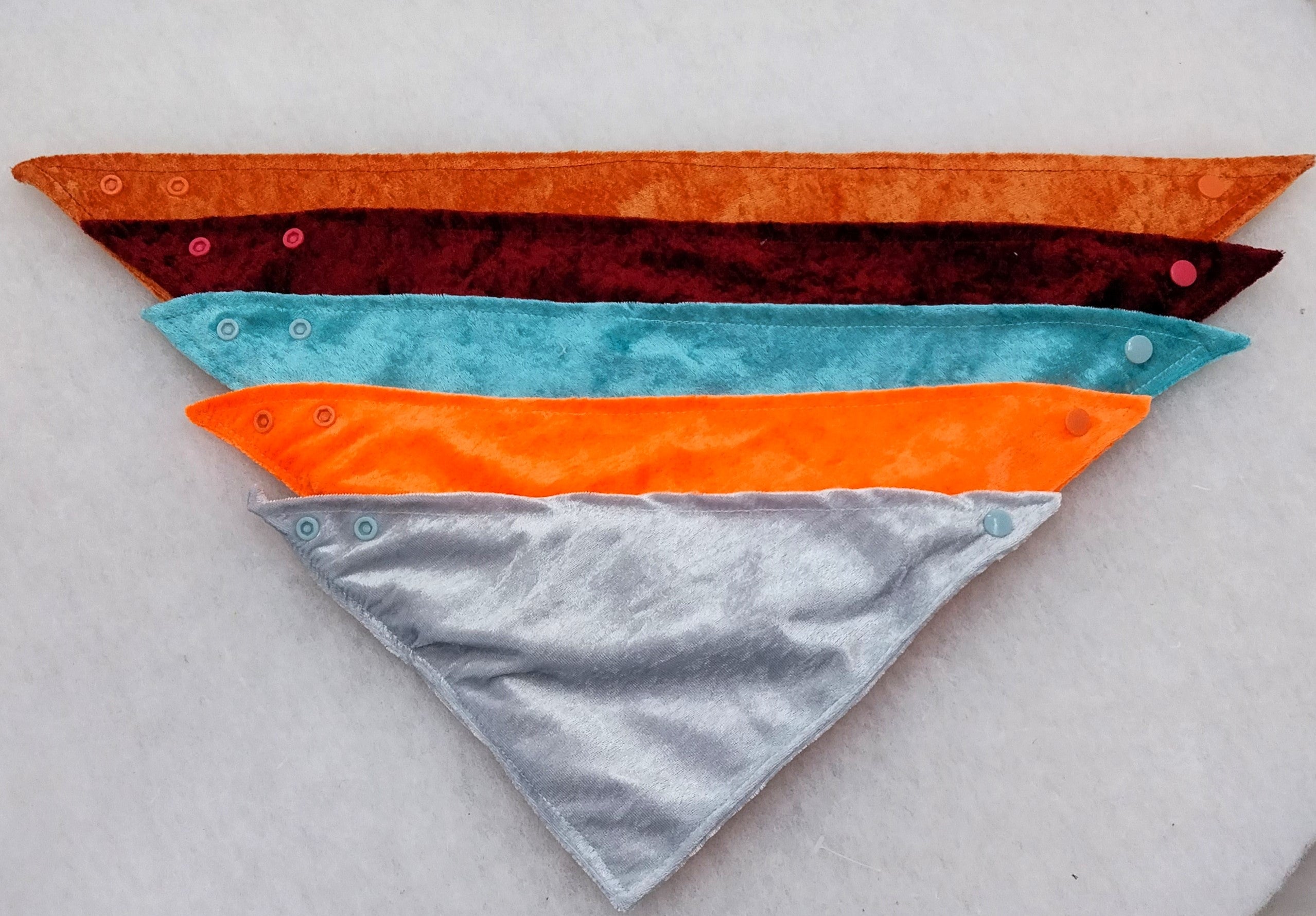 Welkas Halstuch, Dreiecktuch für große Hunde aus pflegeleichtem Pannesamt, doppellagig, uni