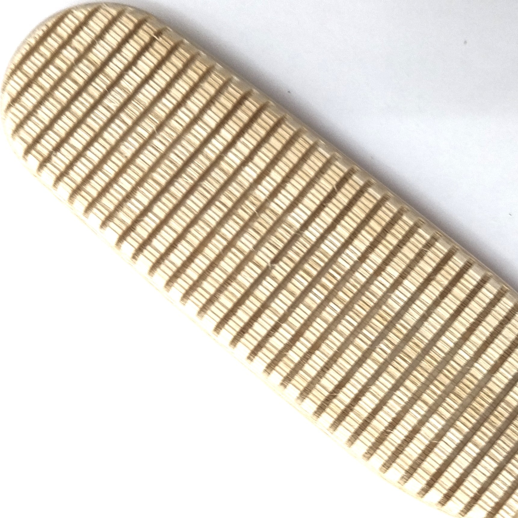 Keller Bürsten - Katzenzungen Bürste - der Katzenzunge nachempfundene strukturierte Pflegebürste aus Esche