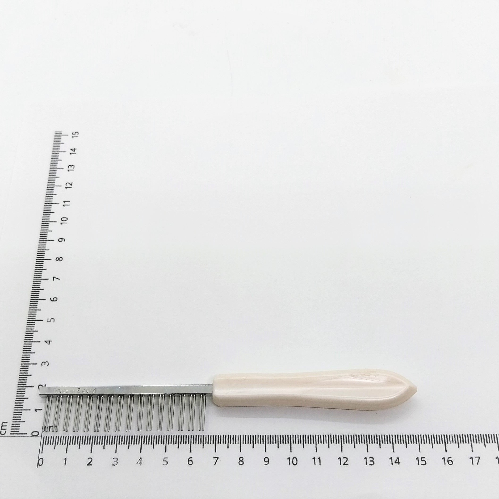 Kurzhaarkamm paarzahnig mit perlmutfarbigem Griff, Gesichtskamm auch für kleine Rassen