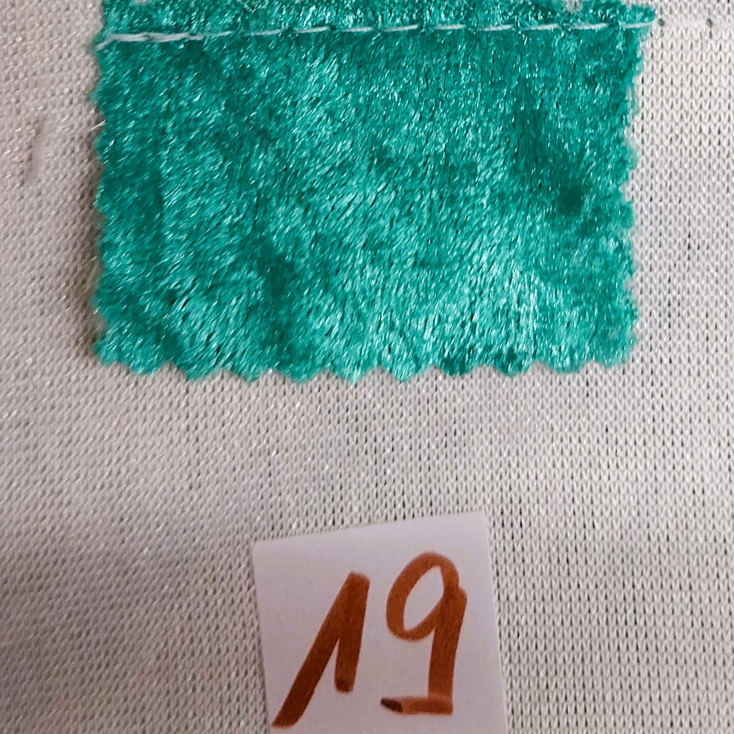 Welkas Ausstellungs- / Käfighängematte aus Pannesamt, mit Metallkarabinerhaken, ca. 50 X 50cm