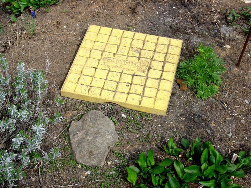 Schwegler Ameisen-Beobachtungsstein im Gartenbeet auf der Erde platziert