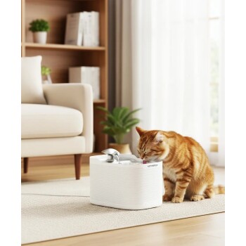 Katze trinkt aus AstroPet Scorpio Trinkbrunnen