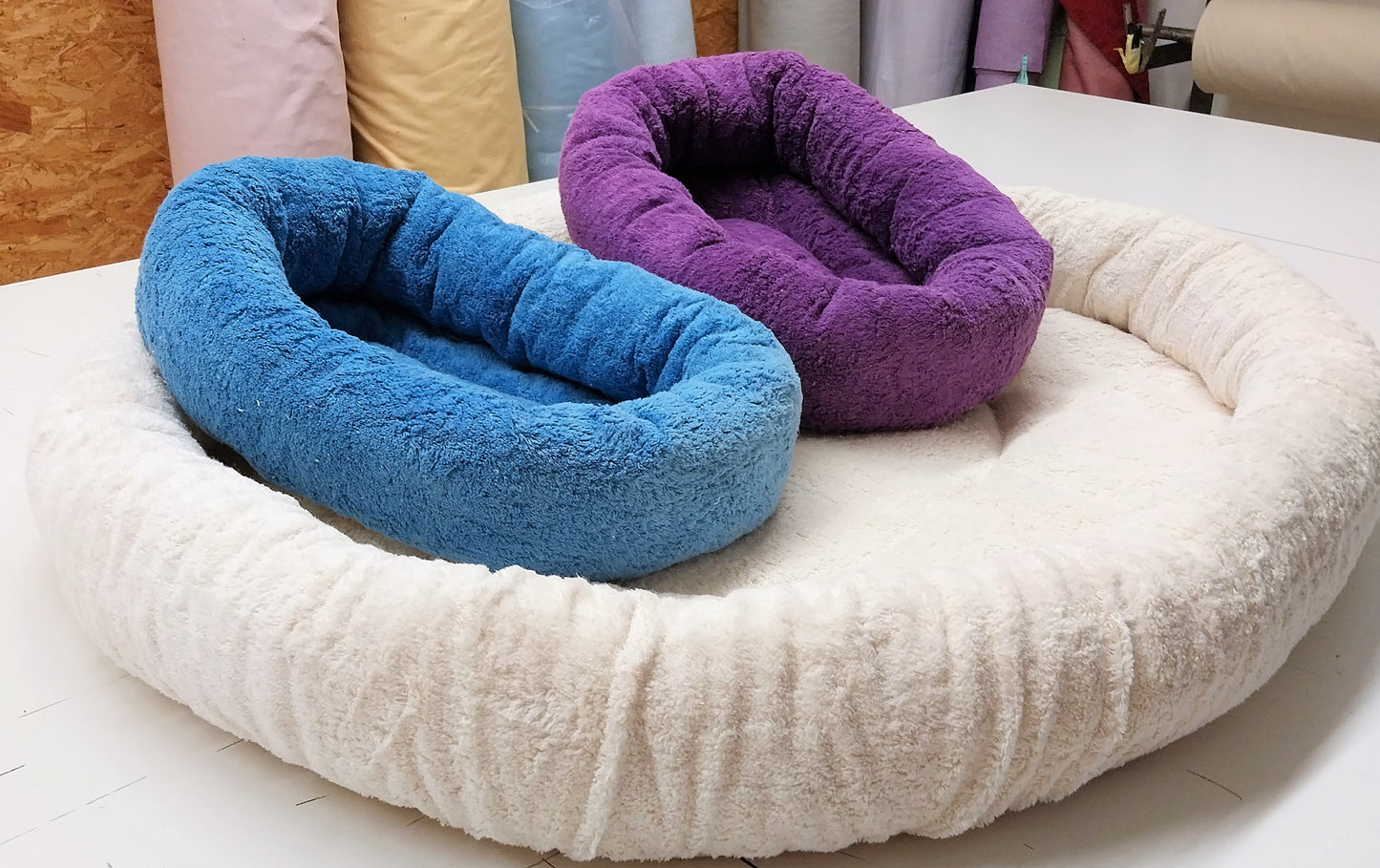 Welkas Kuschelbett oval, dicker Rand, Baumwollplüsch mit Fleecefüllung, Katzenbett, Hundebett