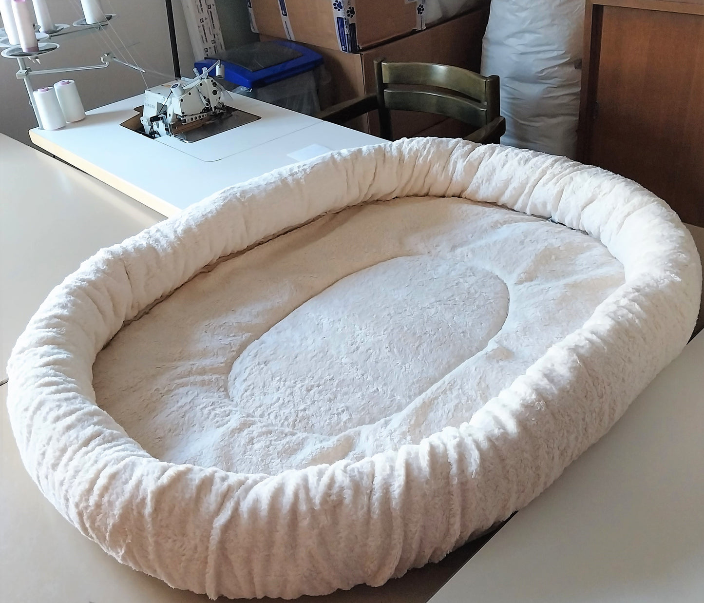 Welkas Kuschelbett oval, dicker Rand, Baumwollplüsch mit Fleecefüllung, Katzenbett, Hundebett