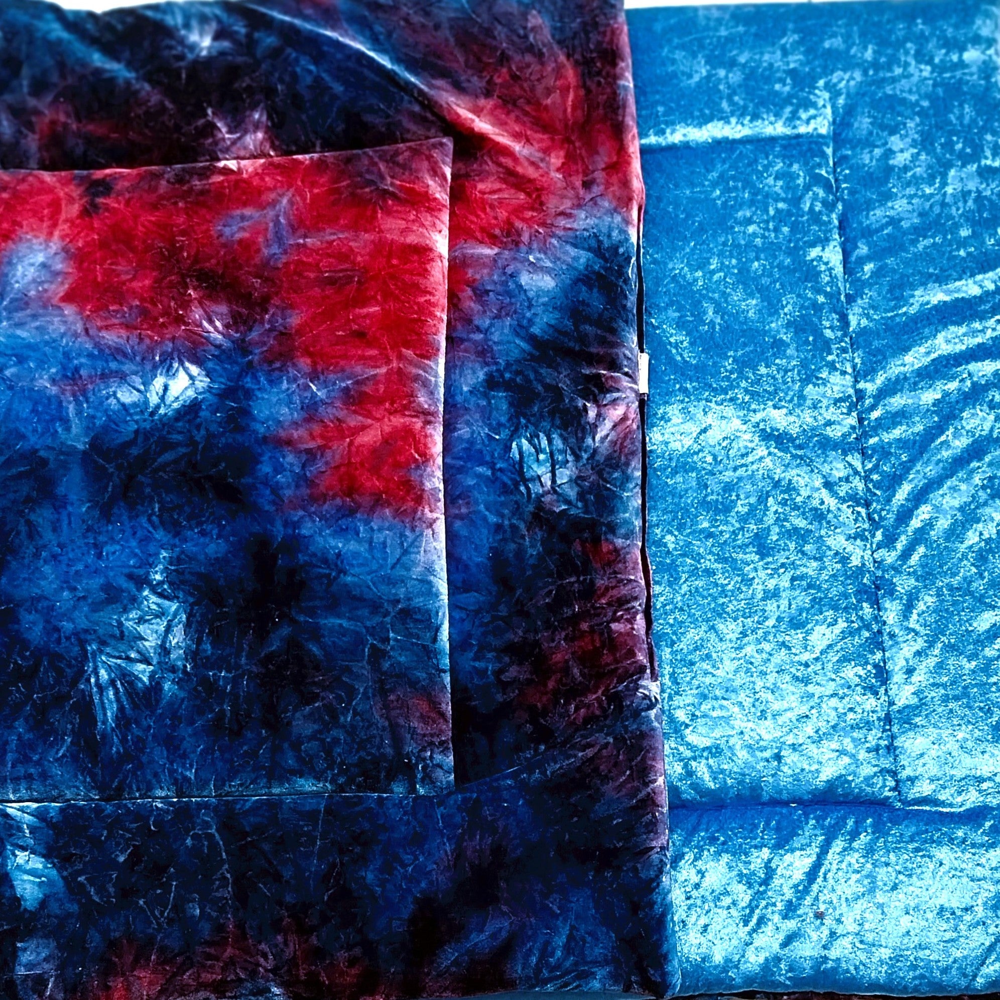 Welkas Ausstellungs-Liegedecken, Einzelstücke zum wenden, aus Pannesamt, Polyester Baumwolle 140 x 70 cm