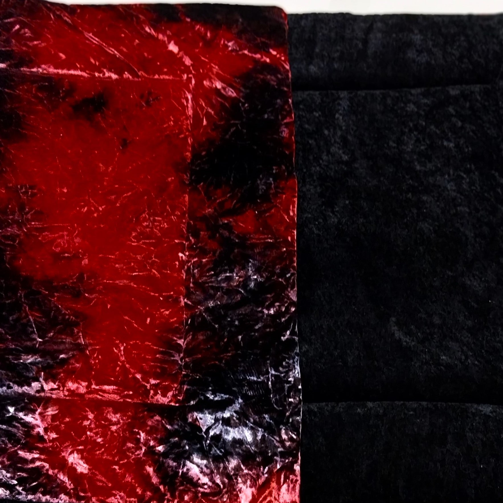 Welkas Ausstellungs-Liegedecken, Einzelstücke zum wenden, aus Pannesamt, Polyester Baumwolle 140 x 70 cm