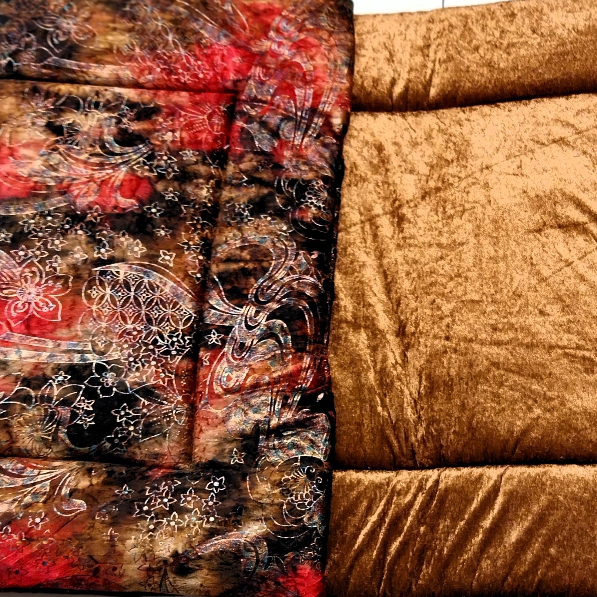 Welkas Ausstellungs-Liegedecken, Einzelstücke zum wenden, aus Pannesamt, Polyester Baumwolle 140 x 70 cm
