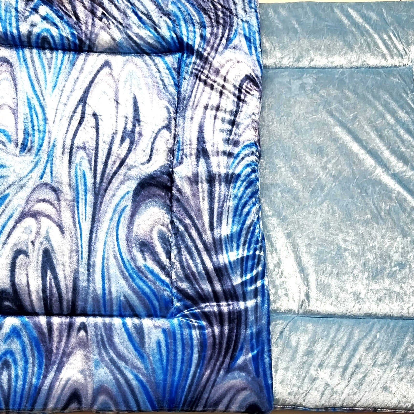 Welkas Ausstellungs-Liegedecken, Einzelstücke zum wenden, aus Pannesamt, Polyester Baumwolle 140 x 70 cm
