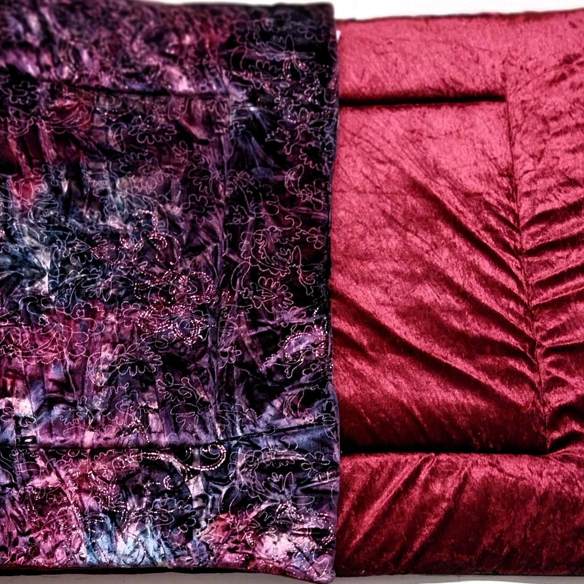 Welkas Ausstellungs-Liegedecken, Einzelstücke zum wenden, aus Pannesamt, Polyester Baumwolle 140 x 70 cm