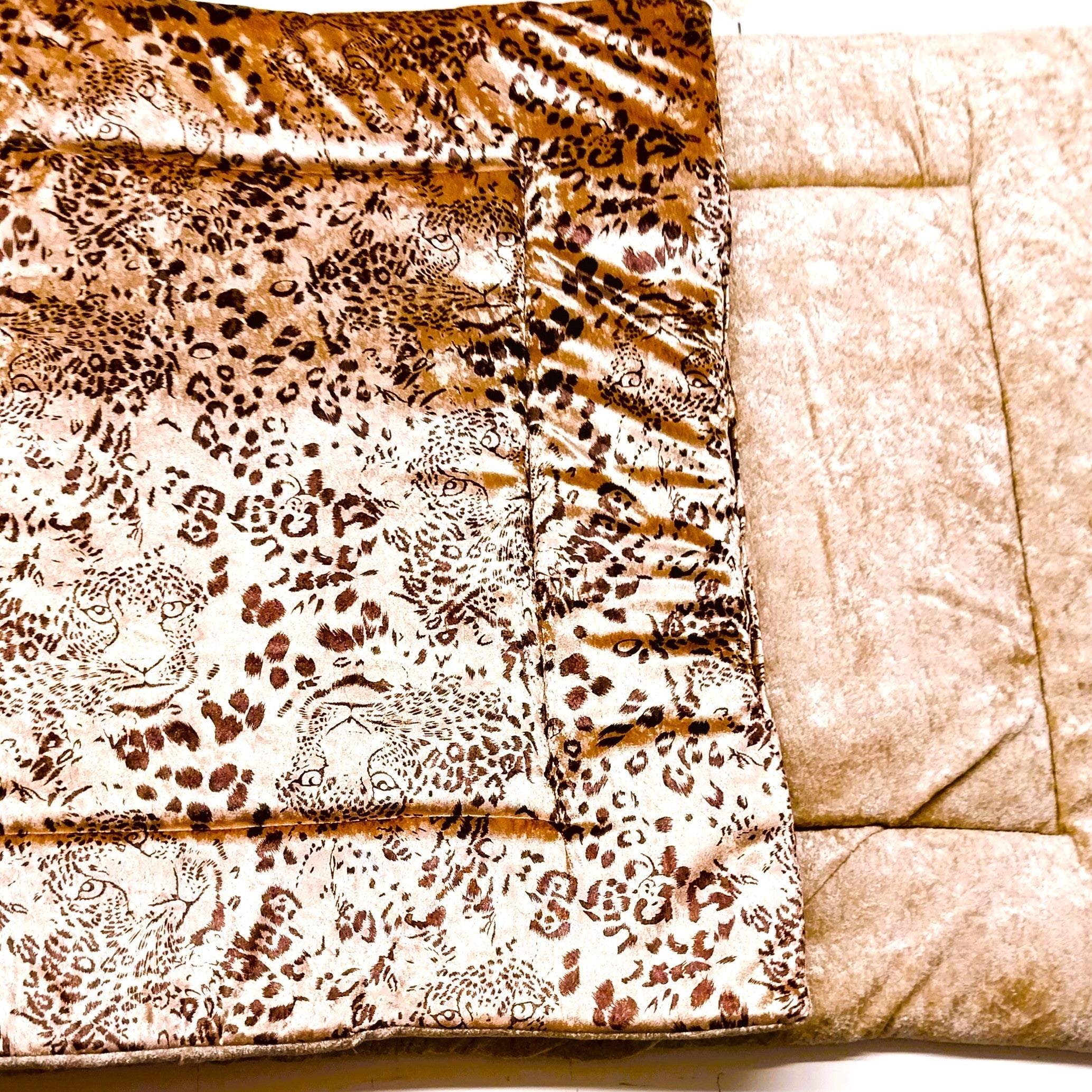 Welkas Ausstellungs-Liegedecken, Einzelstücke zum wenden, aus Pannesamt, Polyester Baumwolle 140 x 70 cm