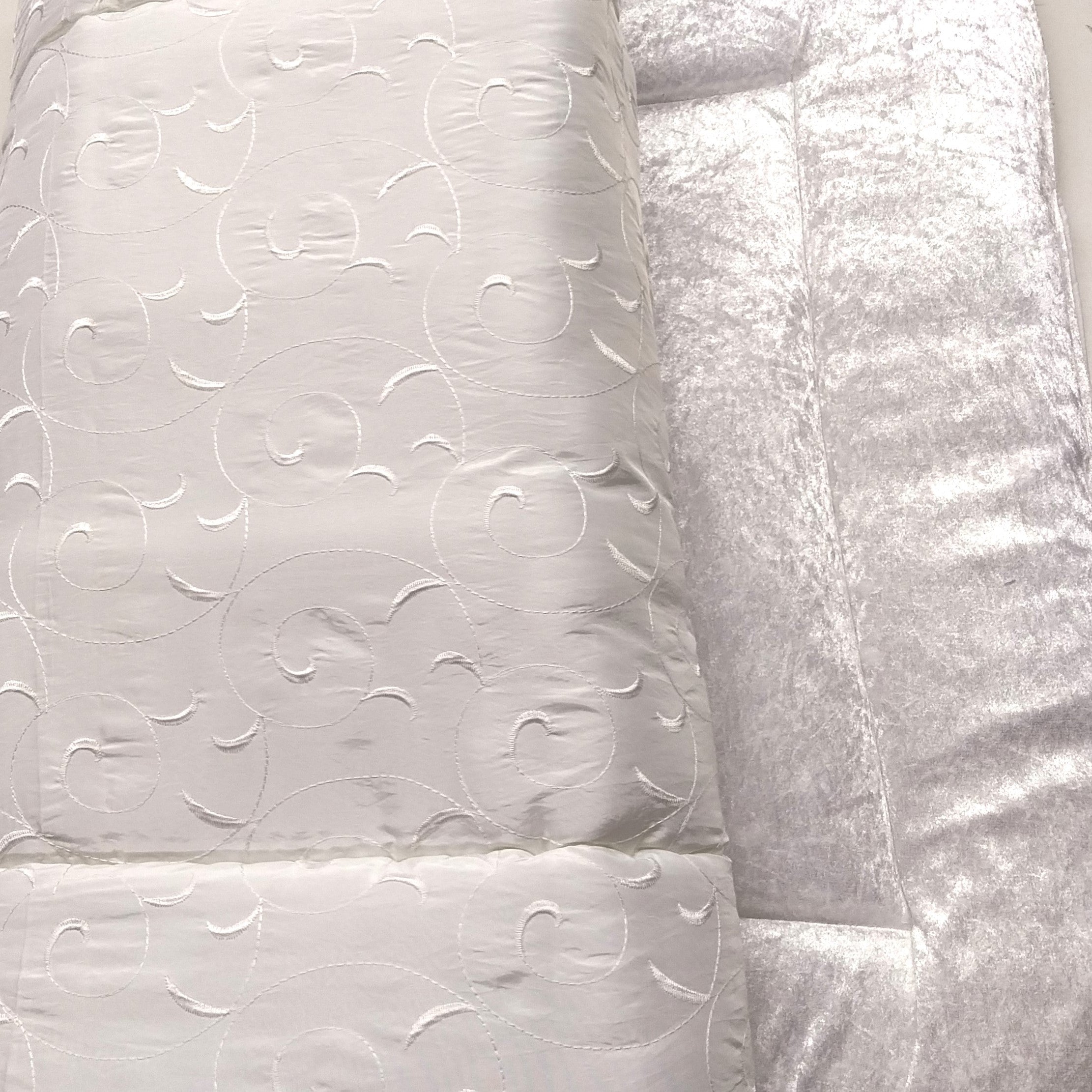 Welkas Ausstellungs-Liegedecken, Einzelstücke zum wenden, aus Pannesamt, Polyester Baumwolle 140 x 70 cm