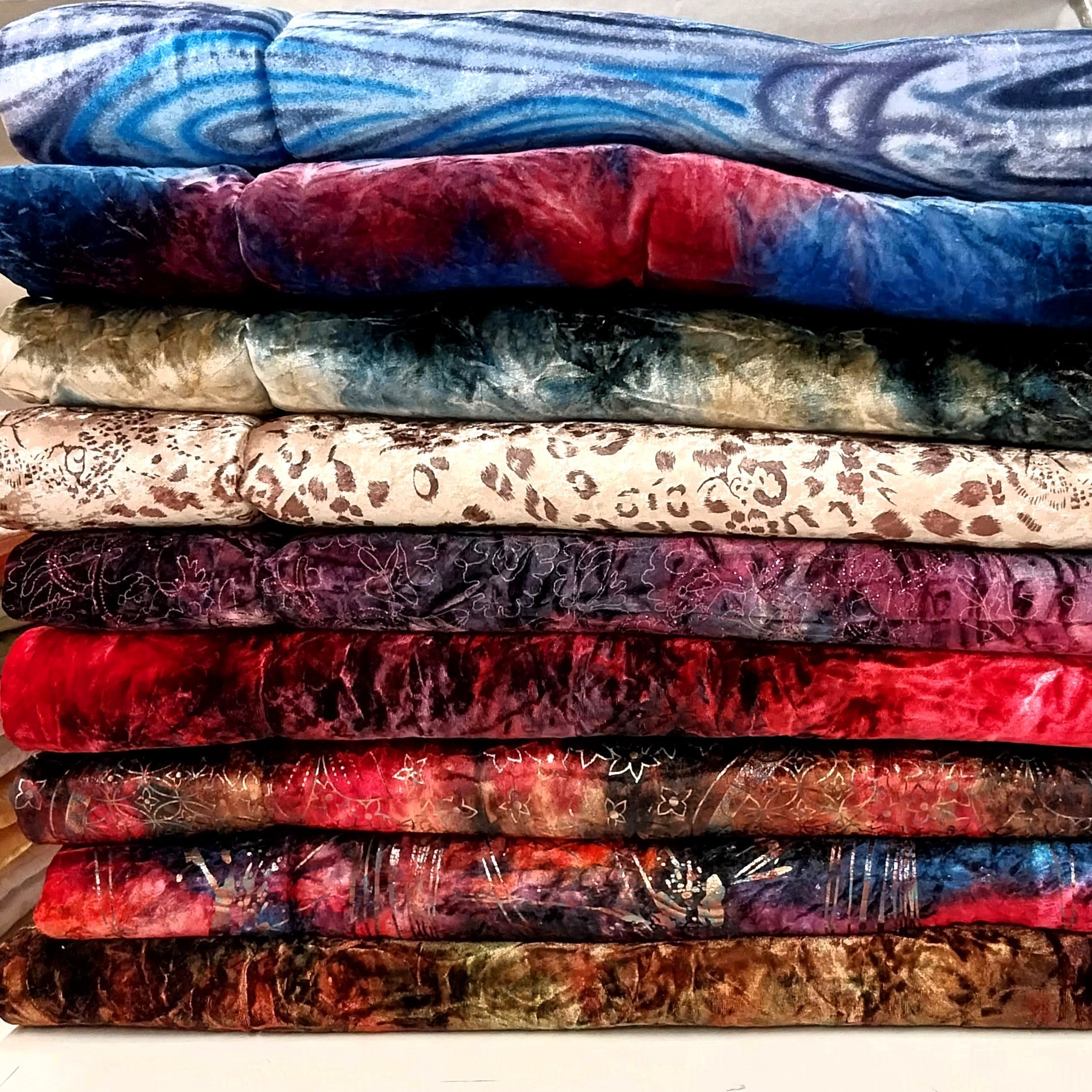 Welkas Ausstellungs-Liegedecken, Einzelstücke zum wenden, aus Pannesamt, Polyester Baumwolle 140 x 70 cm