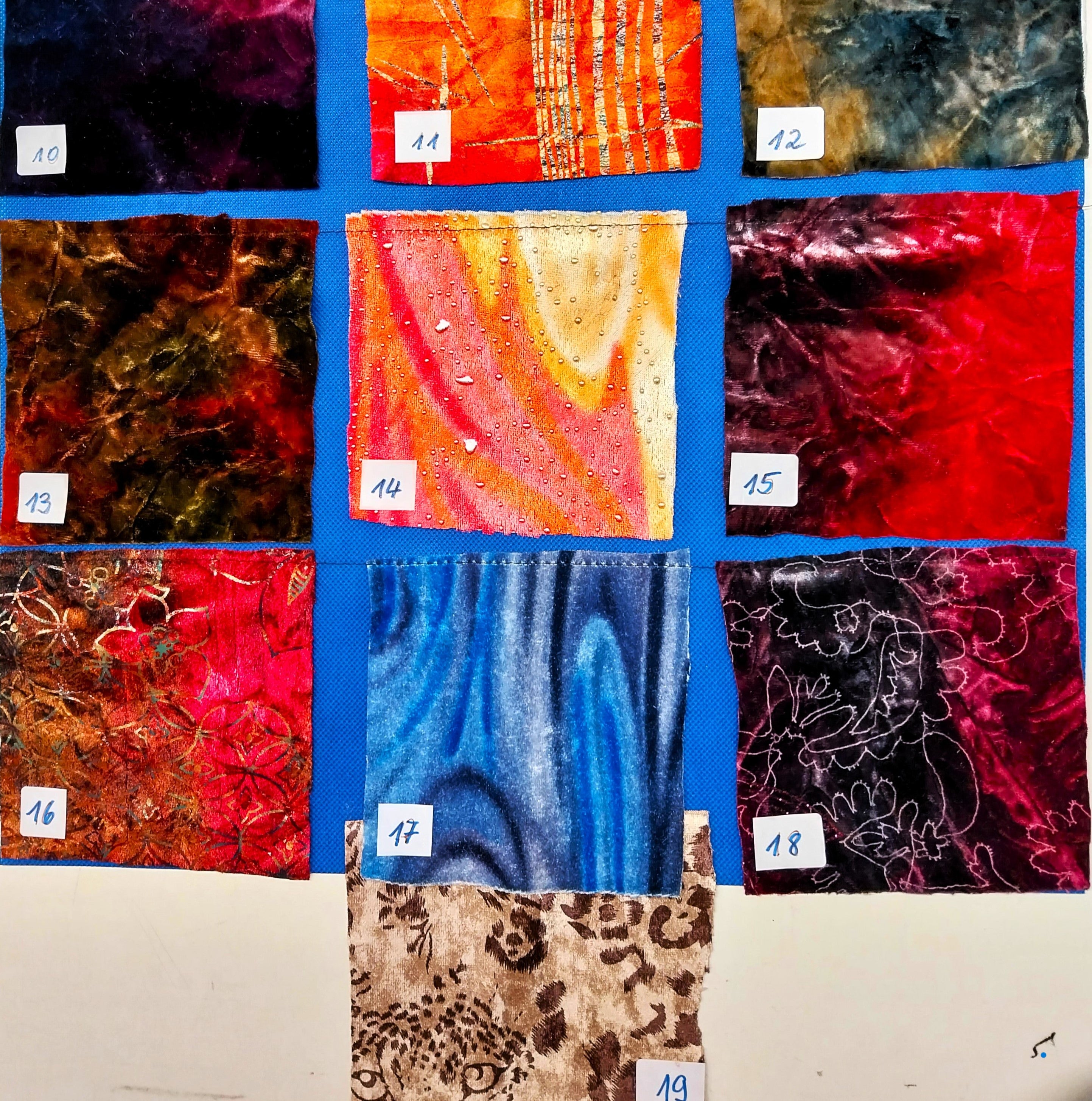 Welkas Ausstellungs-Liegedecken, Einzelstücke zum wenden, aus Pannesamt, Polyester Baumwolle 140 x 70 cm